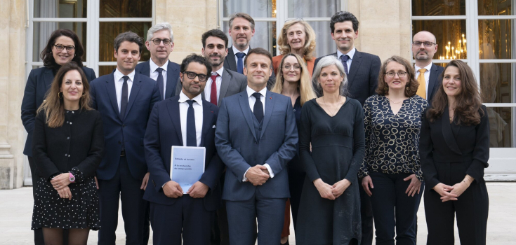 Die Expertenkommission übergab der Regierung das GutachtenPressebild Französische Regierung. (c) Pressebild Französische Regierung